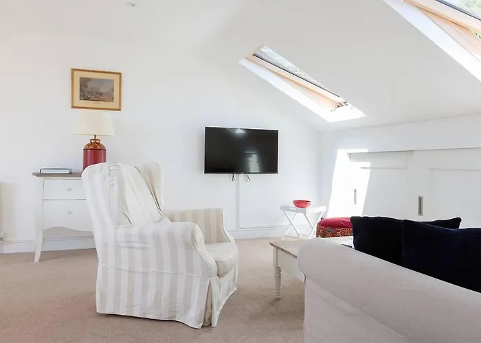 Spacious 3 Bedroom Flat With Terrace