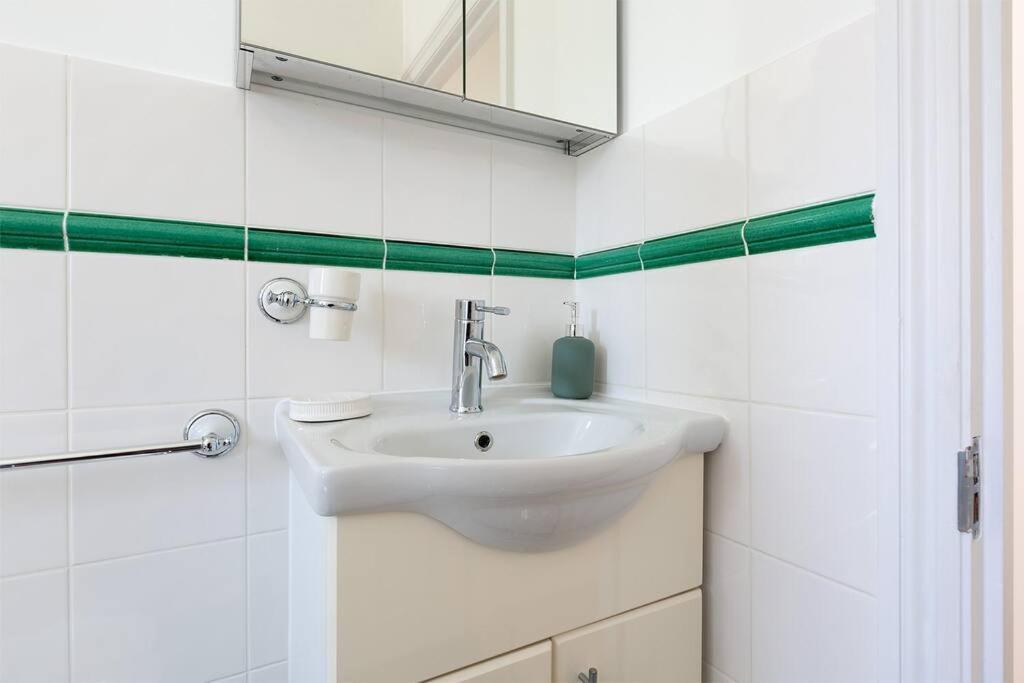 Appartamento Spacious 3 Bedroom Flat With Terrace Londra