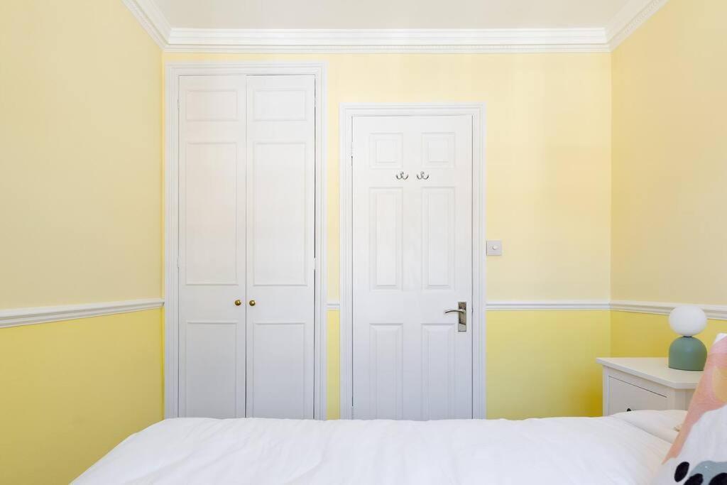 Spacious 3 Bedroom Flat With Terrace * Londra