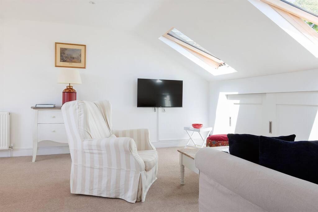 Spacious 3 Bedroom Flat With Terrace *