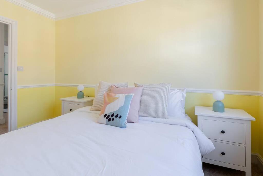 Spacious 3 Bedroom Flat With Terrace *