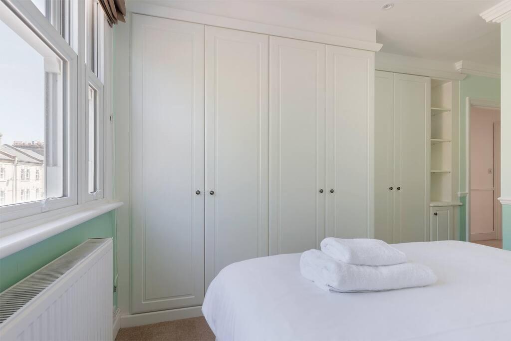 Spacious 3 Bedroom Flat With Terrace Appartamento