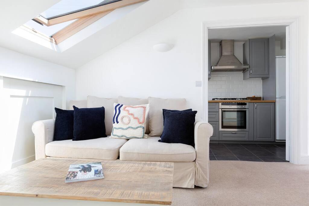 Spacious 3 Bedroom Flat With Terrace